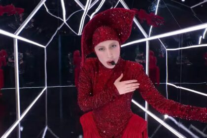 Assista Lady Gaga cantando ‘Abracadabra’ e ‘Killah’ no ‘SNL’