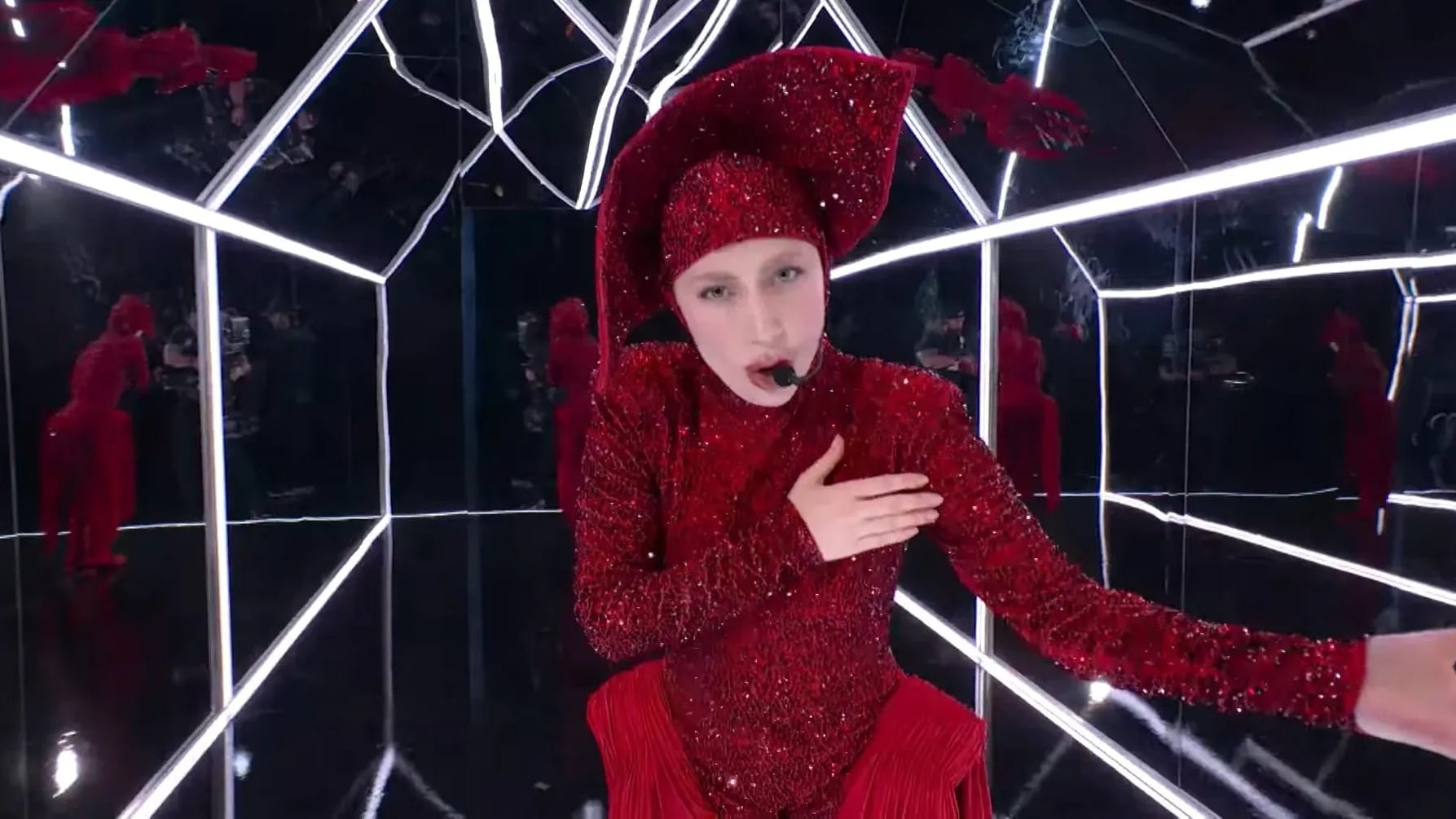 Assista Lady Gaga cantando ‘Abracadabra’ e ‘Killah’ no ‘SNL’