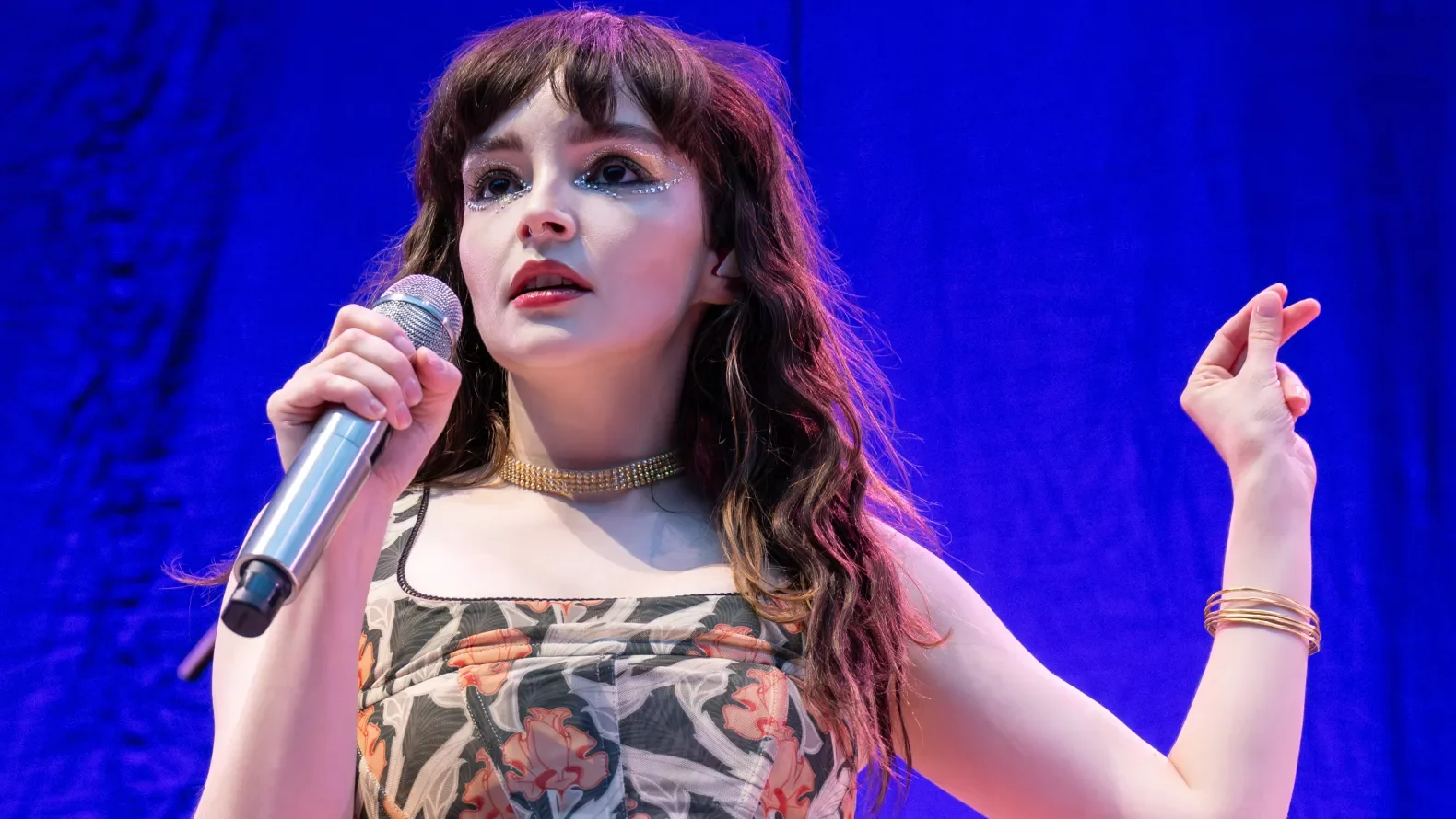 Lauren Mayberry e Joe Talbot unem forças em nova versão de “Sorry, Etc, Etc”