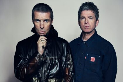 Oasis prepara documentário sobre turnê de reunião com direção de criador de “Peaky Blinders”