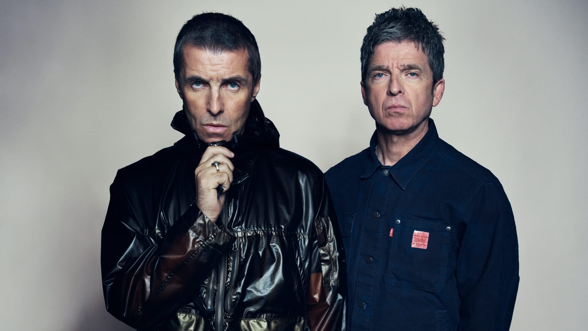 Oasis prepara documentário sobre turnê de reunião com direção de criador de “Peaky Blinders”