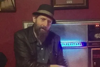 Paul ‘Wags’ Wagstaff, guitarrista das bandas Happy Mondays e Black Grape, morre aos 60 anos