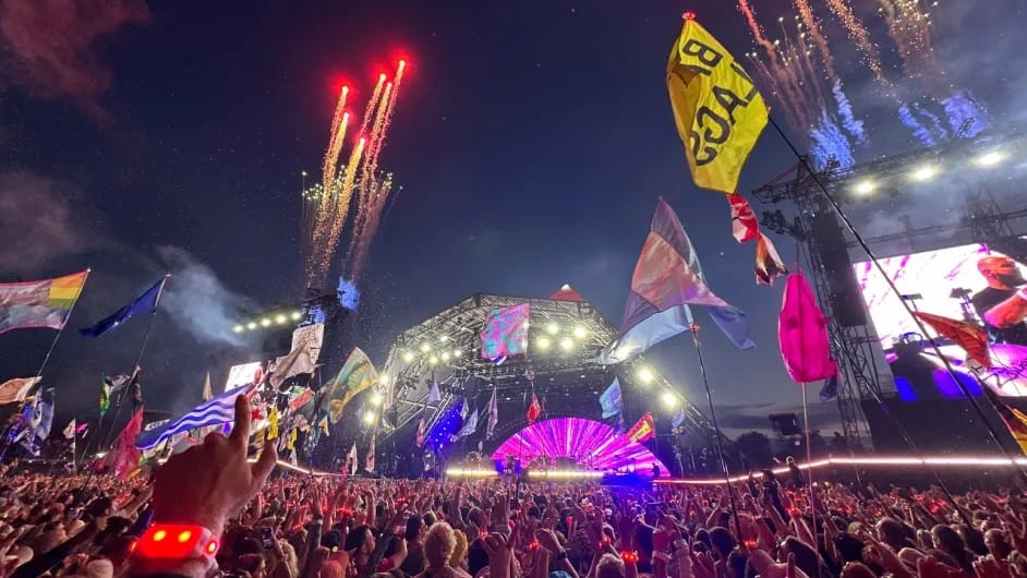 Glastonbury 2025 anuncia programação com The 1975, Olivia Rodrigo e Neil Young
