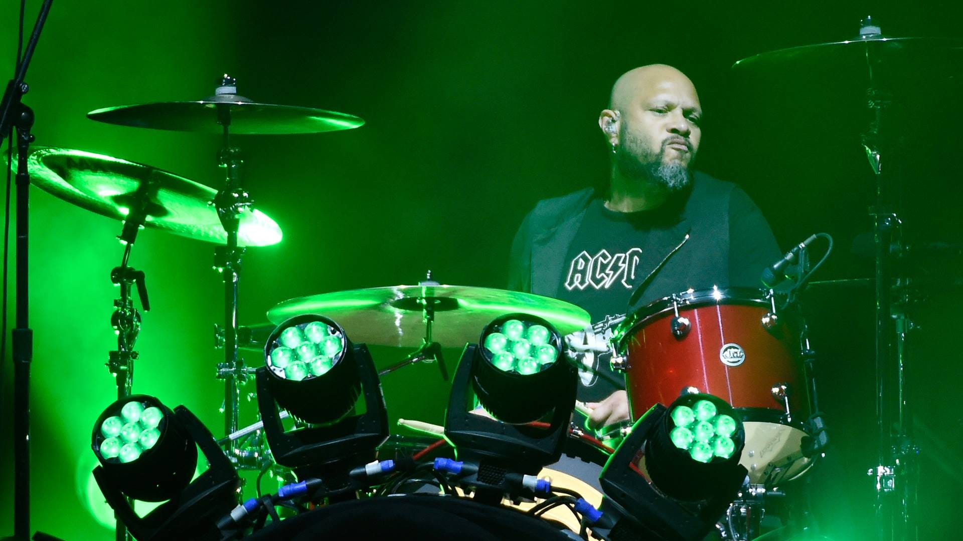 Guns N’ Roses surpreende fãs ao parabenizar Frank Ferrer dias após saída da banda