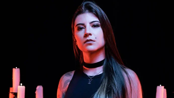 Jéssica di Falchi fora da banda Crypta
