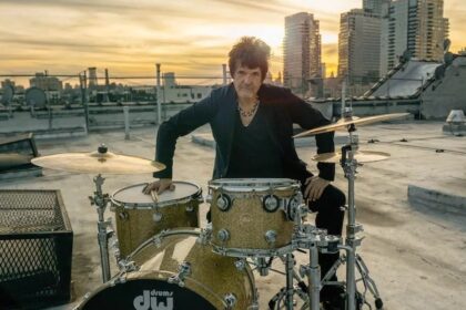 Morre Clem Burke, baterista do Blondie, aos 70 anos