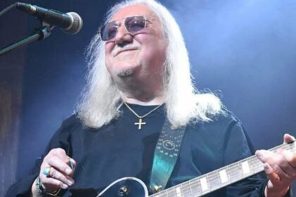 Guitarrista do Uriah Heep relata roubo de colar durante turnê no Brasil e oferece recompensa