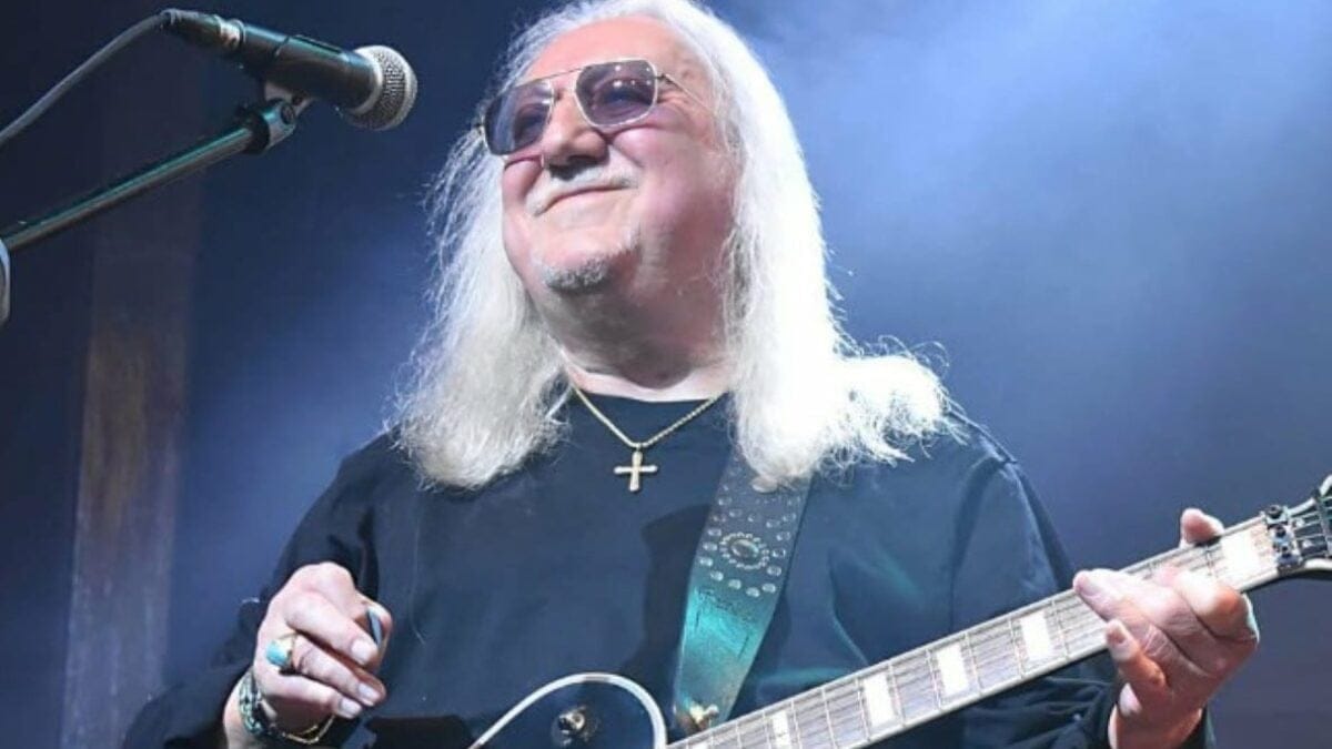 Guitarrista do Uriah Heep relata roubo de colar durante turnê no Brasil e oferece recompensa