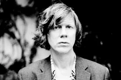 Thurston Moore descarta reunião do Sonic Youth e afirma que banda “não deixou nada inacabado”