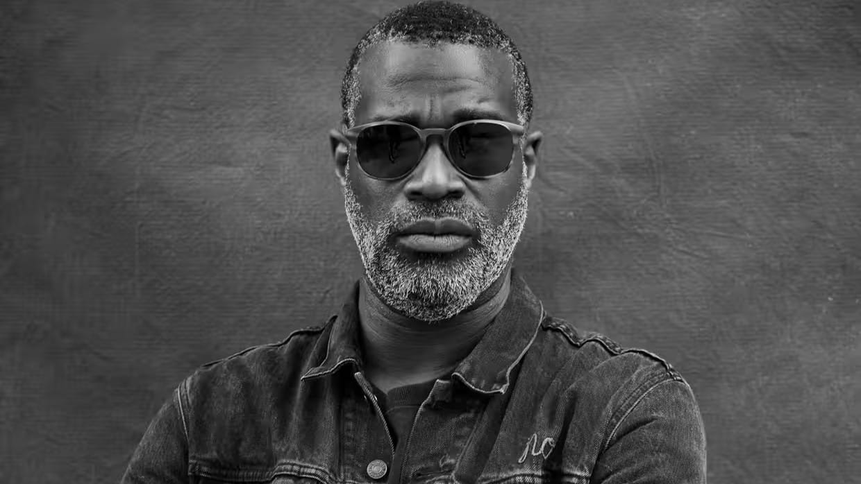 Tunde Adebimpe estreia em carreira solo com álbum que une ficção científica e emoções à flor da pele