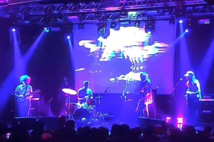 ​Boogarins reafirma sua posição como uma das bandas mais importantes do Brasil em show no Opinião​