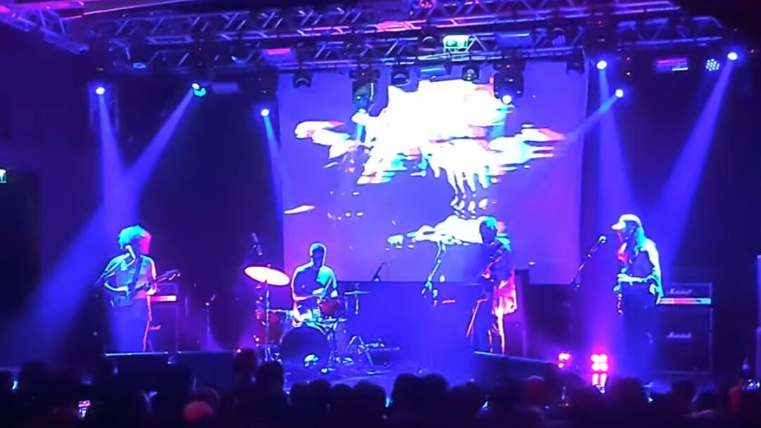 ​Boogarins reafirma sua posição como uma das bandas mais importantes do Brasil em show no Opinião​