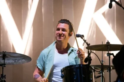 Matt Helders compartilha prévias de projeto solo com pegada eletrônica e estética anos 90