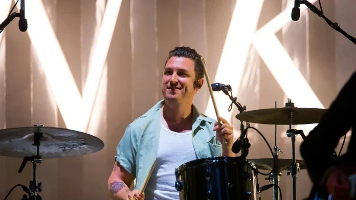 Matt Helders compartilha prévias de projeto solo com pegada eletrônica e estética anos 90