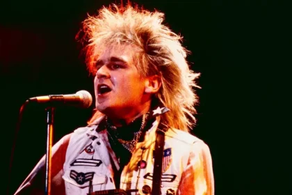 Morre Mike Peters, vocalista do The Alarm, aos 66 anos