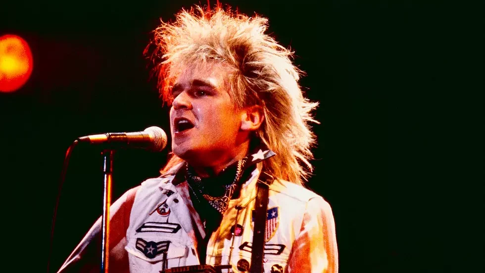 Morre Mike Peters, vocalista do The Alarm, aos 66 anos