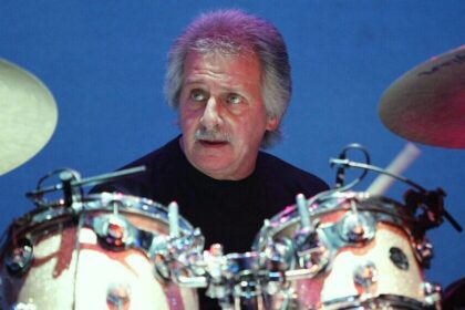 Pete Best, primeiro baterista dos beatles, anuncia aposentadoria