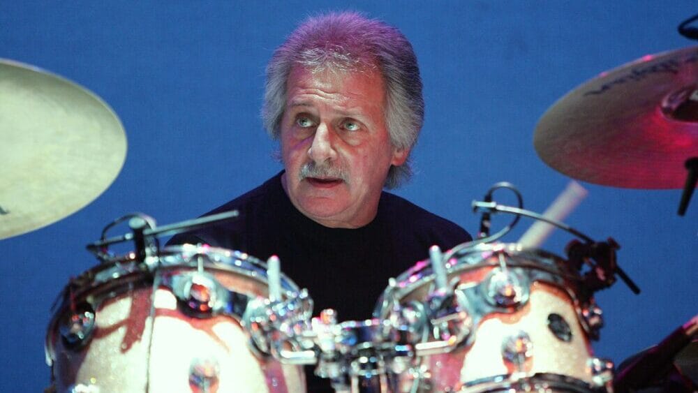 Pete Best, primeiro baterista dos beatles, anuncia aposentadoria