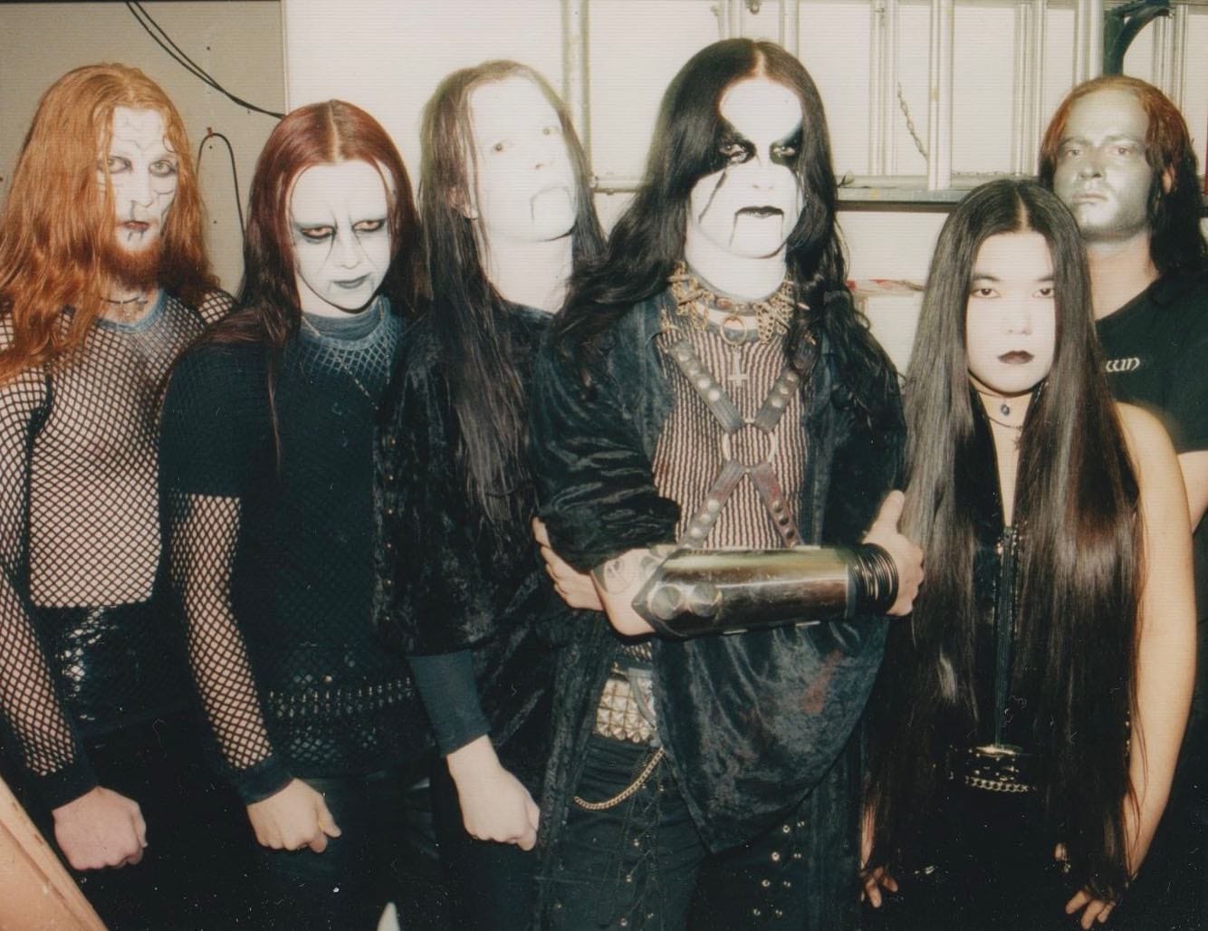 Dimmu Borgir, agora com Kimberly Goss assumindo brevemente a função dos teclados. Créditos: Instagram público da musicista.