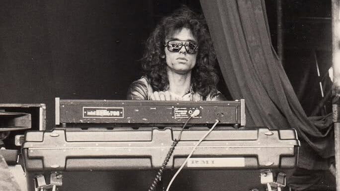 Simon House, músico que integrou Hawkwind e a banda de David Bowie, morre aos 76 anos