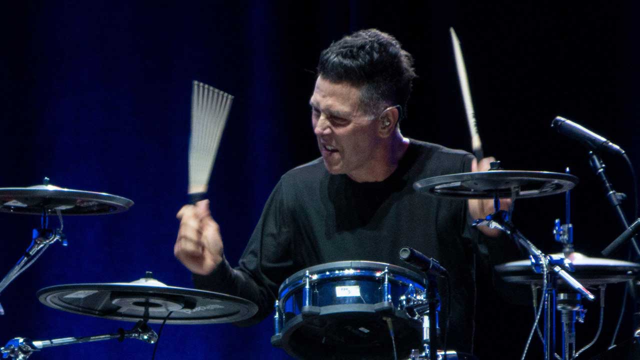 Scott Devours comenta despedida de Zak Starkey e diz sentir “o peso da responsabilidade”