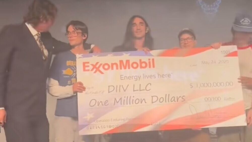 DIIV Recebe cheque milionário da ExxonMobil em palco de Los Angeles