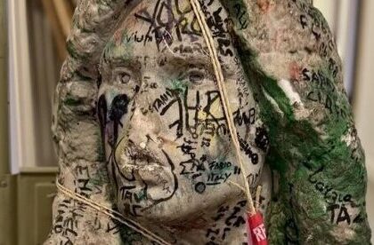 Busto de Jim Morrison é recuperado na França quase quatro décadas após furto