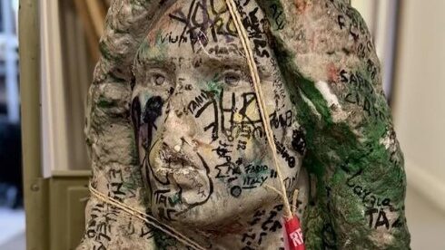 Busto de Jim Morrison é recuperado na França quase quatro décadas após furto