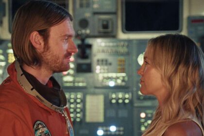Finneas recria clima de “2001: A Space Odyssey” em novo clipe com Kate Hudson