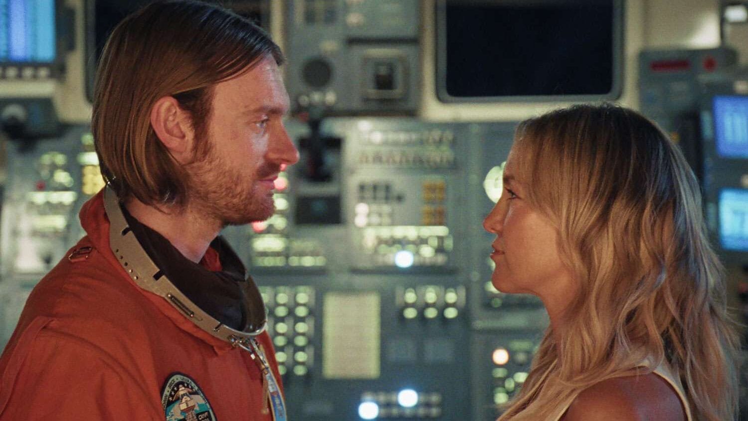 Finneas recria clima de “2001: A Space Odyssey” em novo clipe com Kate Hudson