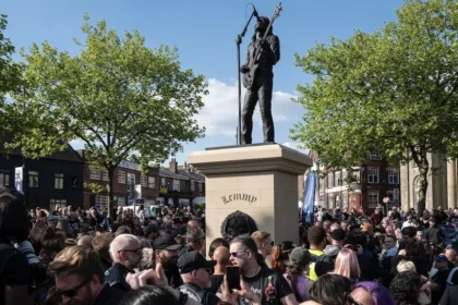 Estátua de Lemmy é inaugurada em Stoke-on-Trent com homenagem e presença de fãs