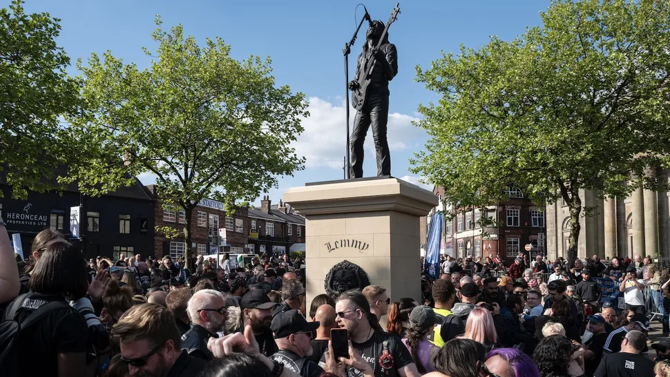 Estátua de Lemmy é inaugurada em Stoke-on-Trent com homenagem e presença de fãs
