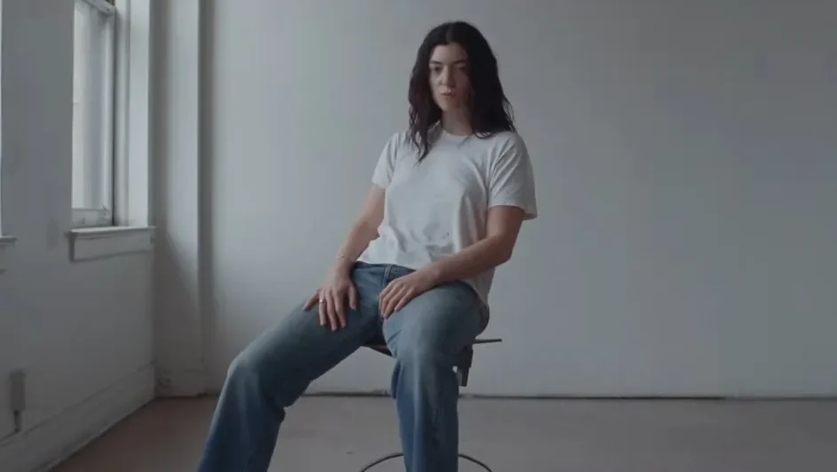 Lorde mergulha no surreal em novo single “Man of the Year”