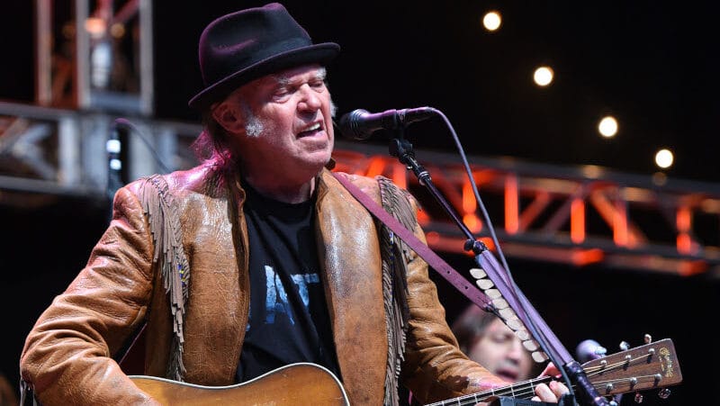 Neil Young lança ‘Big Crime’ e critica Trump em show