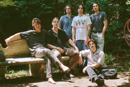 Joe Keery retoma parceria com o Post Animal após sete anos e anuncia novo disco da banda