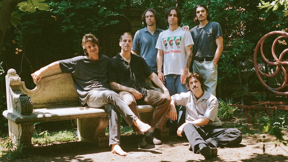 Joe Keery retoma parceria com o Post Animal após sete anos e anuncia novo disco da banda