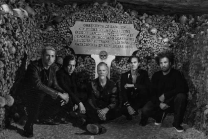 Queens of the Stone Age libera Alive In The Catacombs