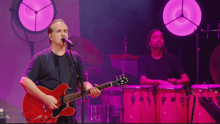 Ricardo Bacelar ao Vivo no Cineteatro São Luiz chega às plataformas nesta sexta-feira, dia 30 de maio