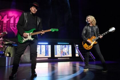 Styx anuncia álbum conceitual com temática aviária e lança novo single após três anos sem inéditas