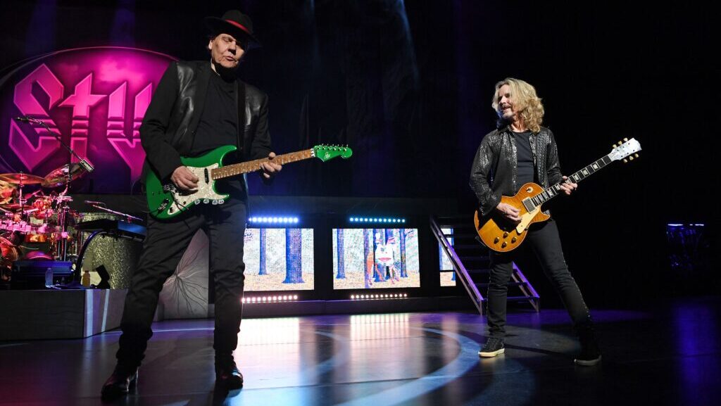 Styx anuncia álbum conceitual com temática aviária e lança novo single após três anos sem inéditas