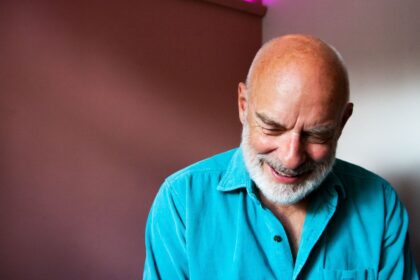 Brian Eno critica a Microsoft por seu apoio ao exército israelense