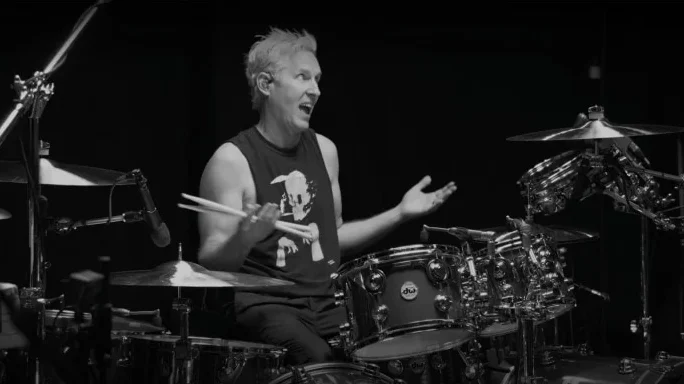 Josh Freese ainda não sabe por que deixou o Foo Fighters