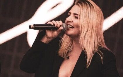 Self Esteem apresenta nova leitura de “Starburster”, do Fontaines D.C., em performance com coral