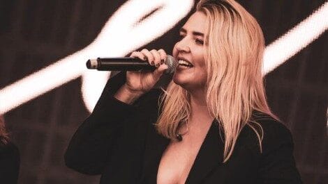 Self Esteem apresenta nova leitura de “Starburster”, do Fontaines D.C., em performance com coral