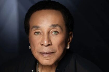 Smokey Robinson processa ex-governantas e advogado por difamação e pede US$ 500 milhões