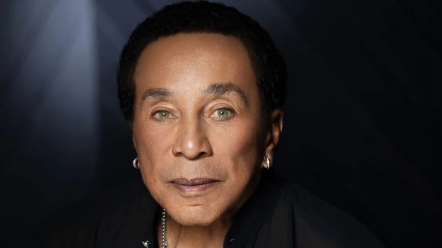 Smokey Robinson diz que acusadora invadiu depósito