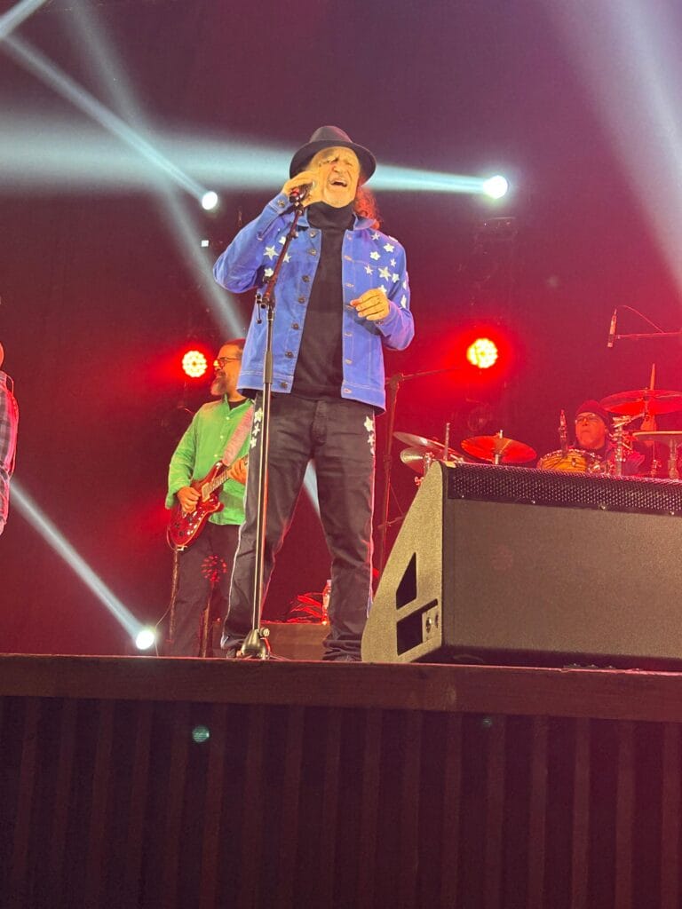 Alceu Valença incendeia Porto Alegre com show vibrante e atemporal