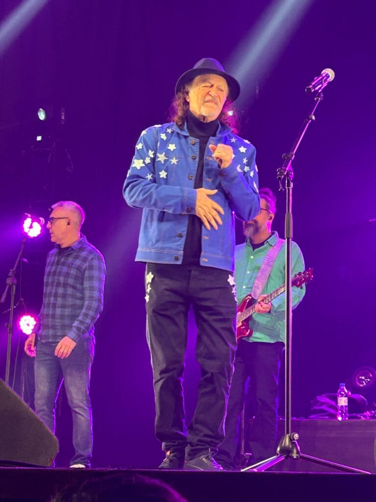 Alceu Valença incendeia Porto Alegre com show vibrante e atemporal