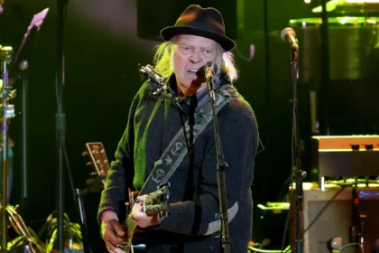 Neil Young veta transmissão de show no Glastonbury pela BBC