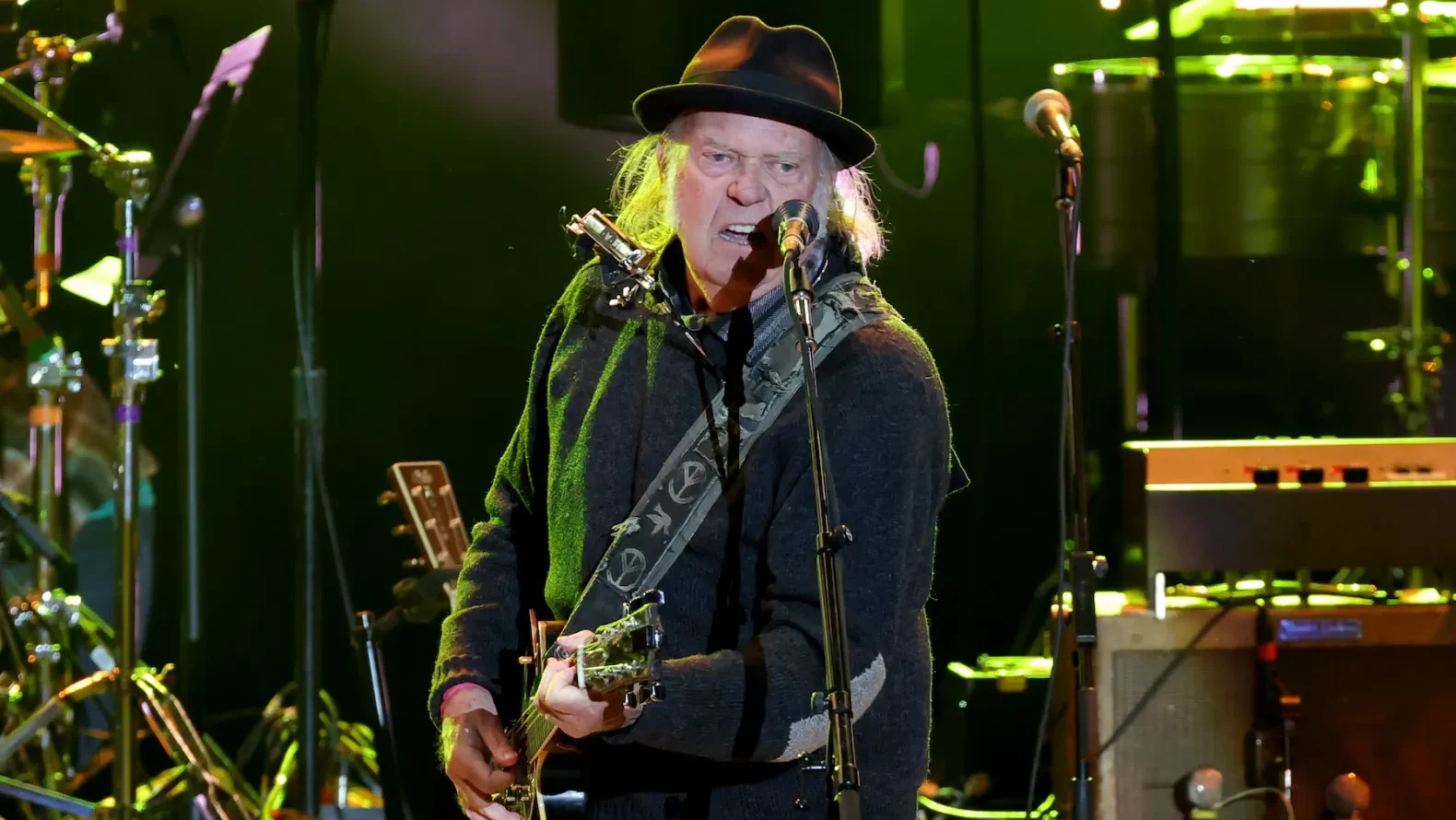Neil Young veta transmissão de show no Glastonbury pela BBC